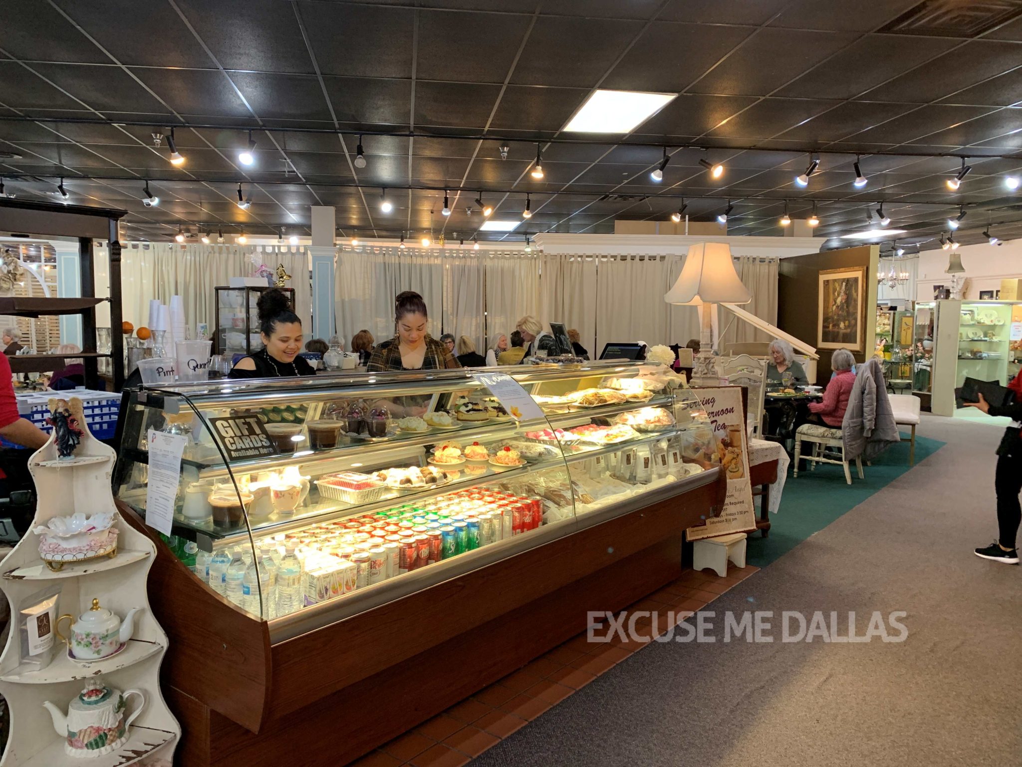 アンティーク食器に囲まれたティールーム「Chocolate Angel Cafe & Tea Room」 Excuse Me Dallas