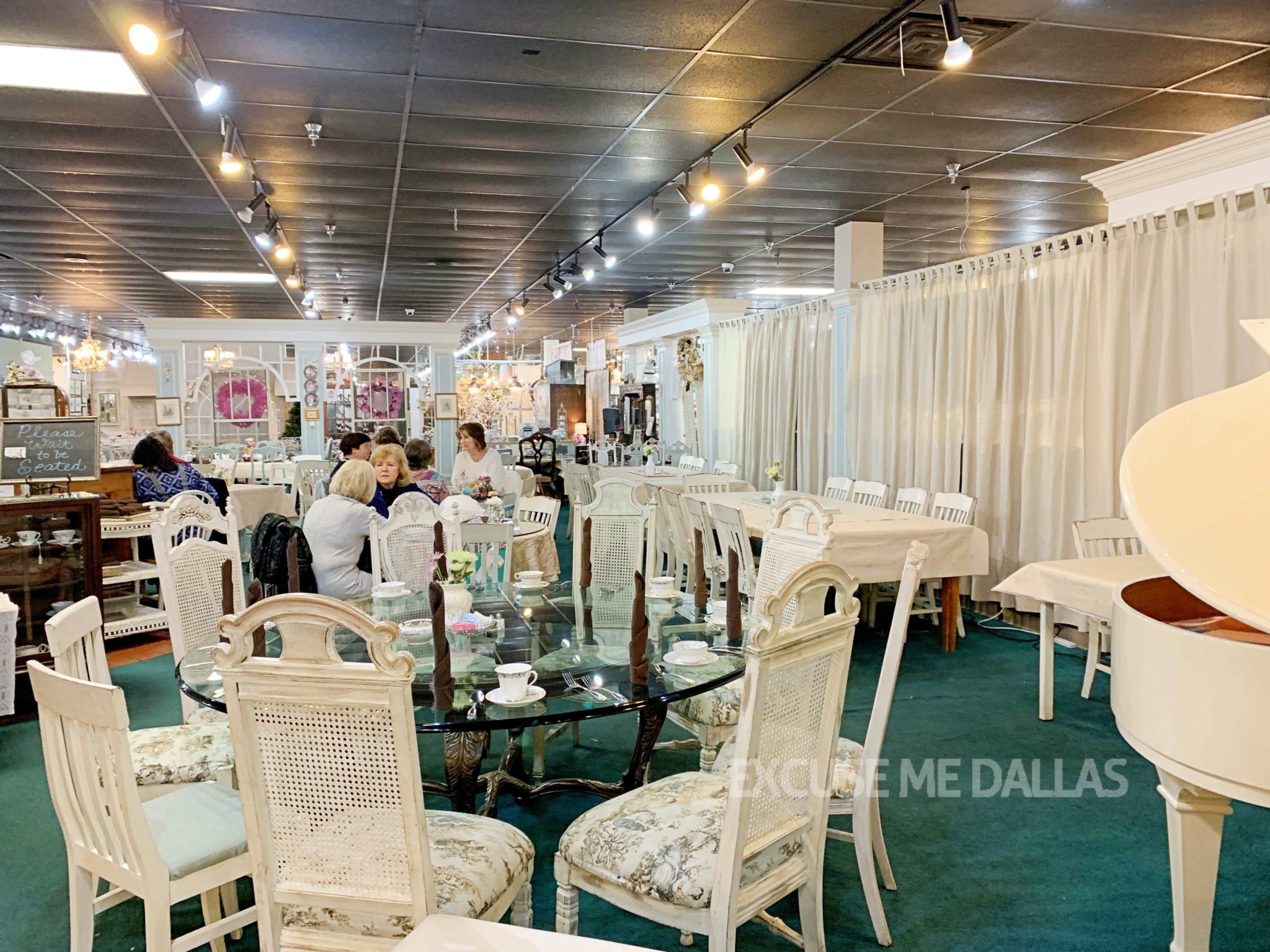 アンティーク食器に囲まれたティールーム「Chocolate Angel Cafe & Tea Room」 Excuse Me Dallas