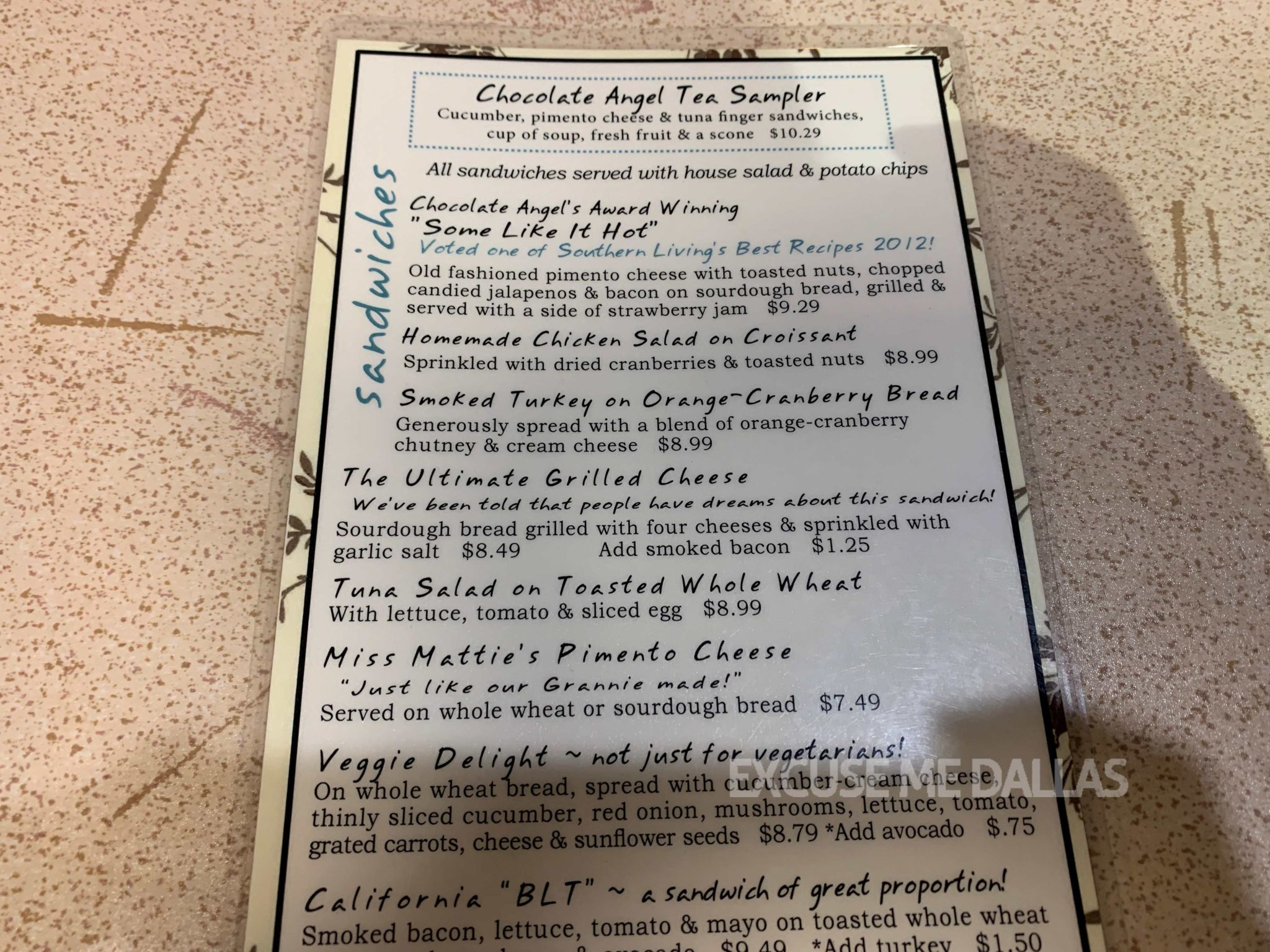 アンティーク食器に囲まれたティールーム「Chocolate Angel Cafe & Tea Room」 Excuse Me Dallas