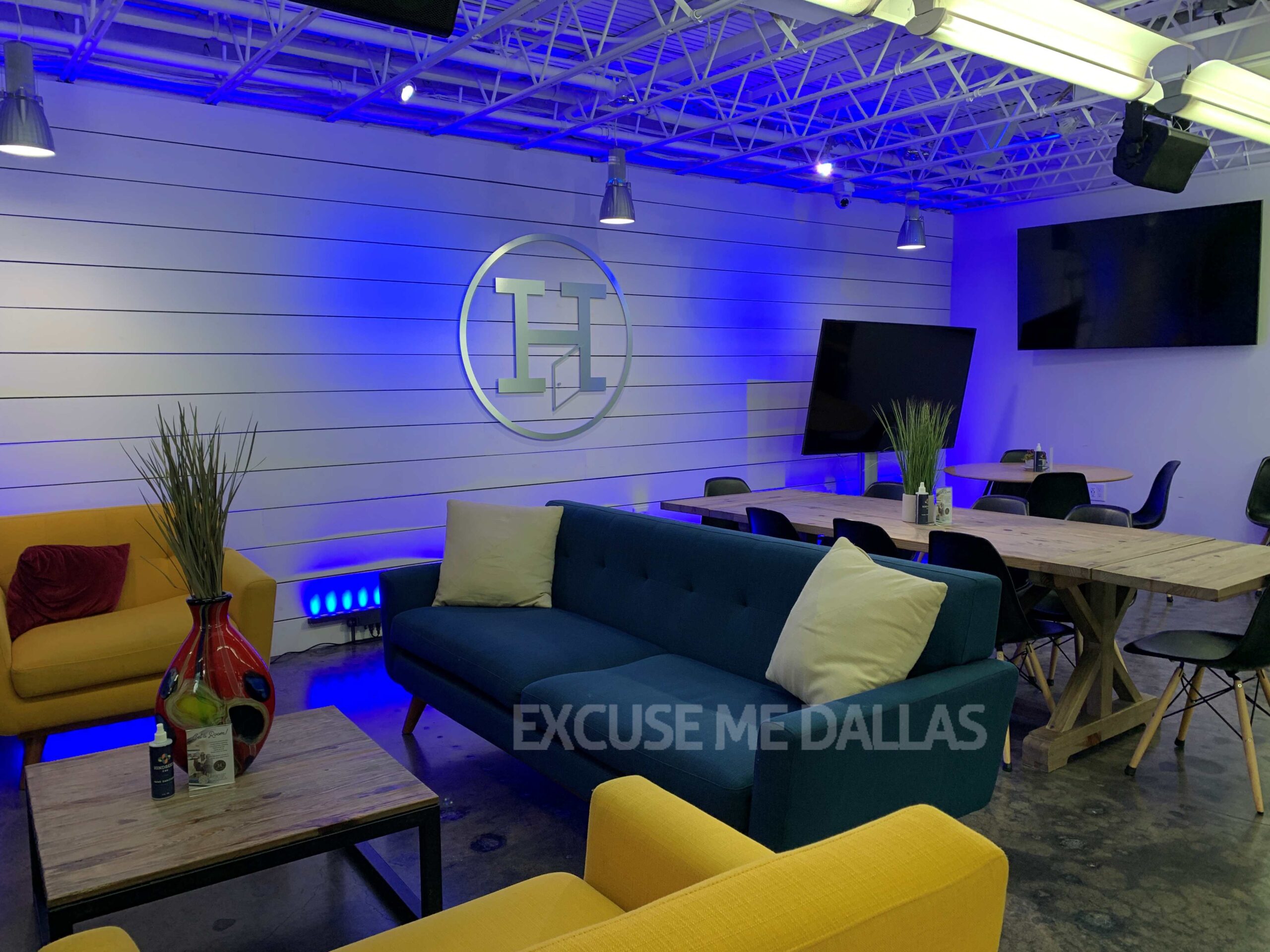 プラグたくさんあるカフェ「Herb’s House Coffee + Company」 Excuse Me Dallas