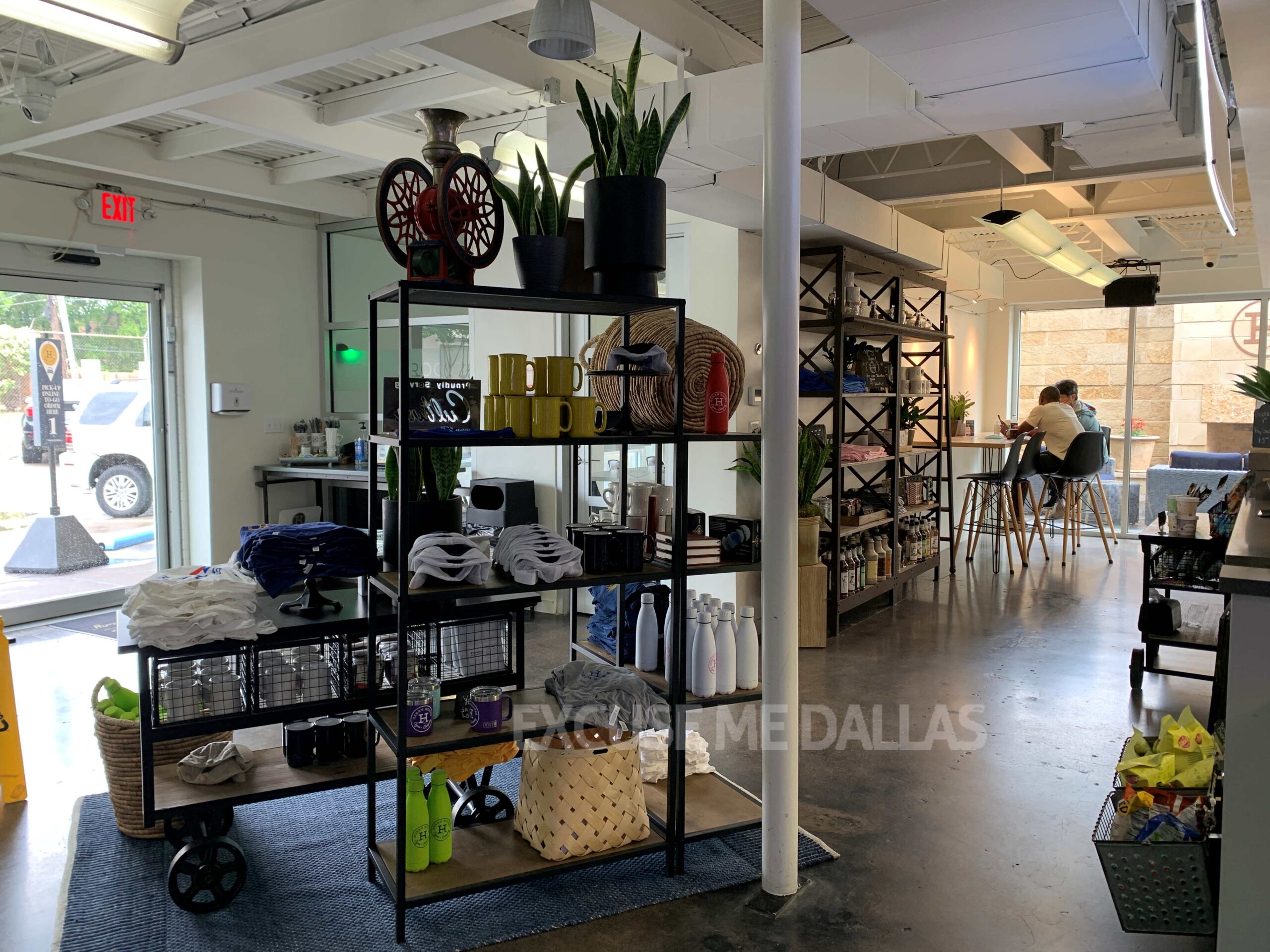 プラグたくさんあるカフェ「Herb’s House Coffee + Company」 Excuse Me Dallas